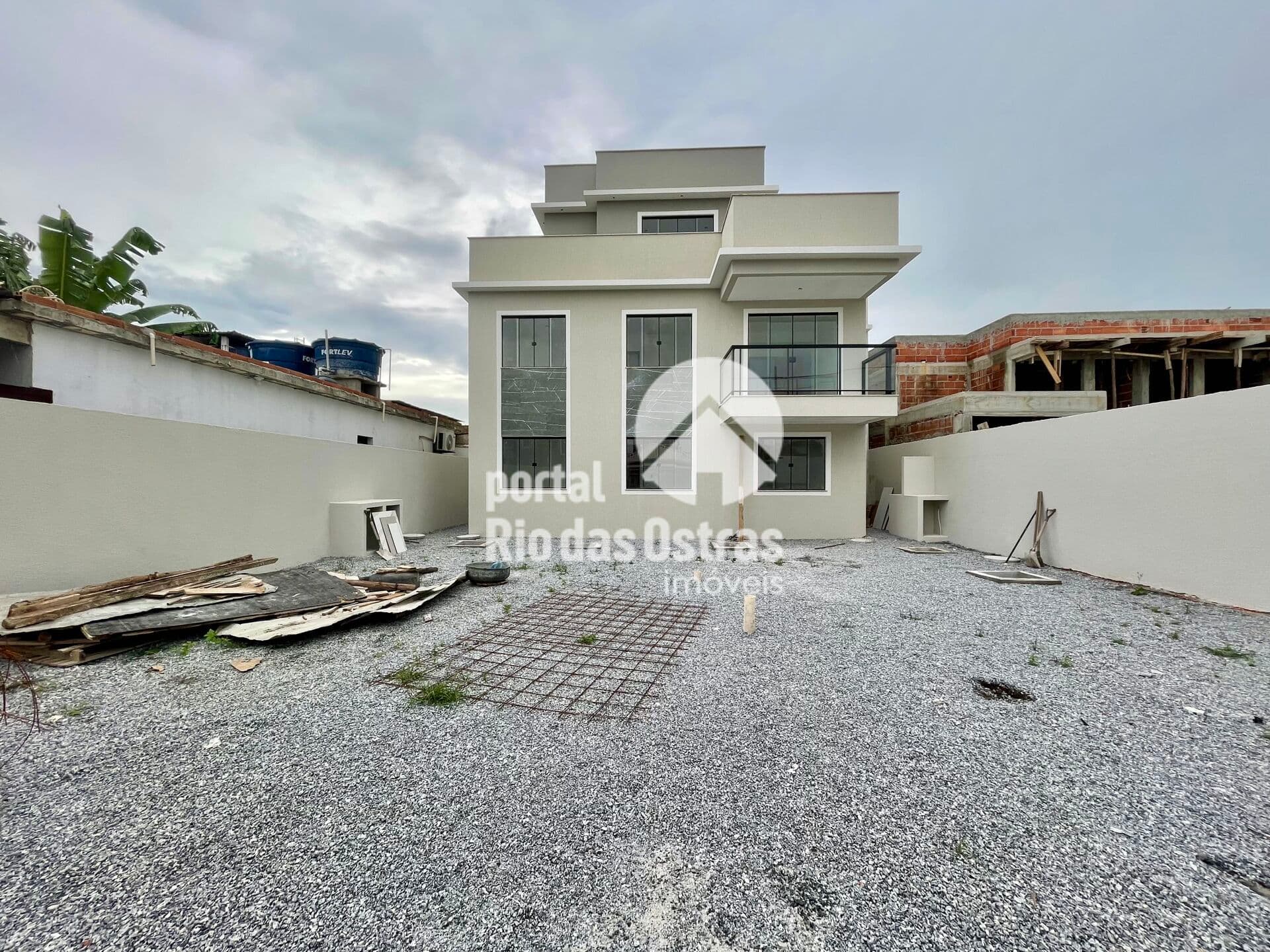 Apartamento térreo com 2 quartos (1 suíte) na quadra da rodovia