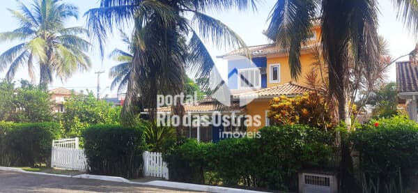Casa duplex em centro de terreno com 3 quartos, sendo duas suítes.