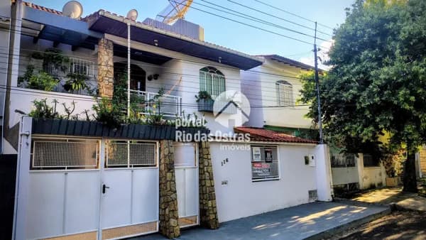 Duas excelentes casas no mesmo terreno