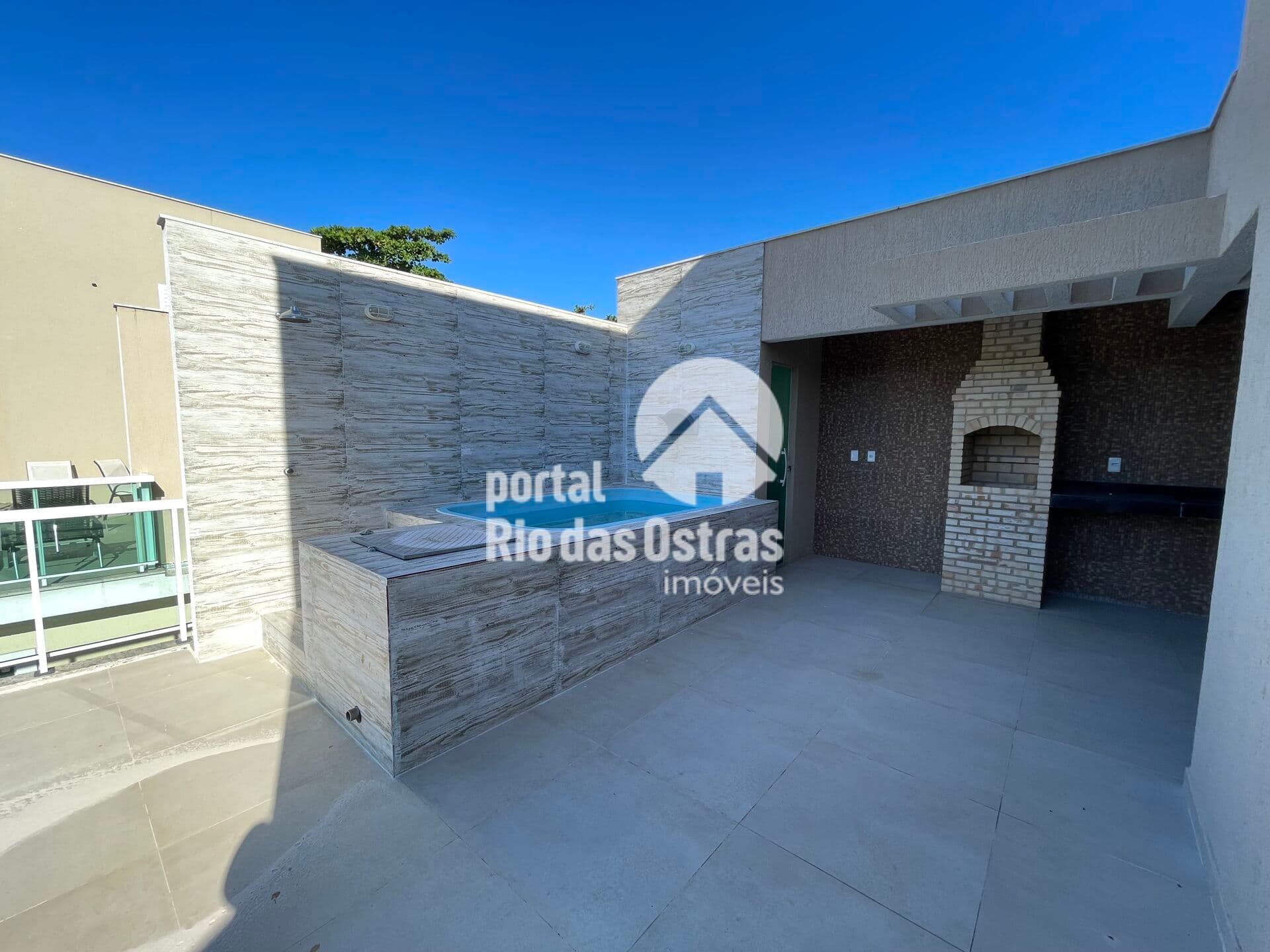 Casa Triplex com 3 quartos e piscina a poucos metros da praia de Costazul