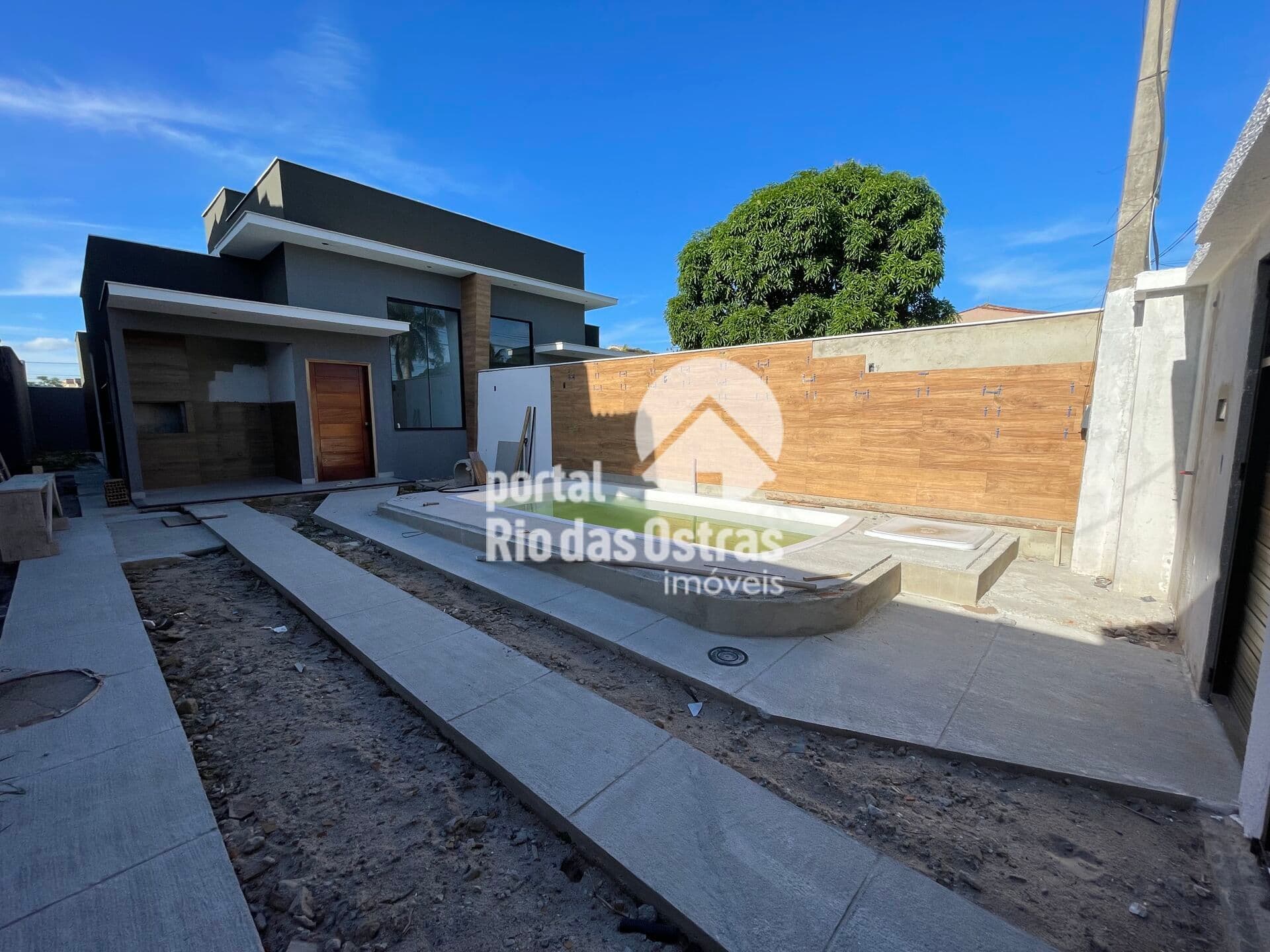 Casa linear com 3 quartos, piscina a poucos metros da Praia de Costazul