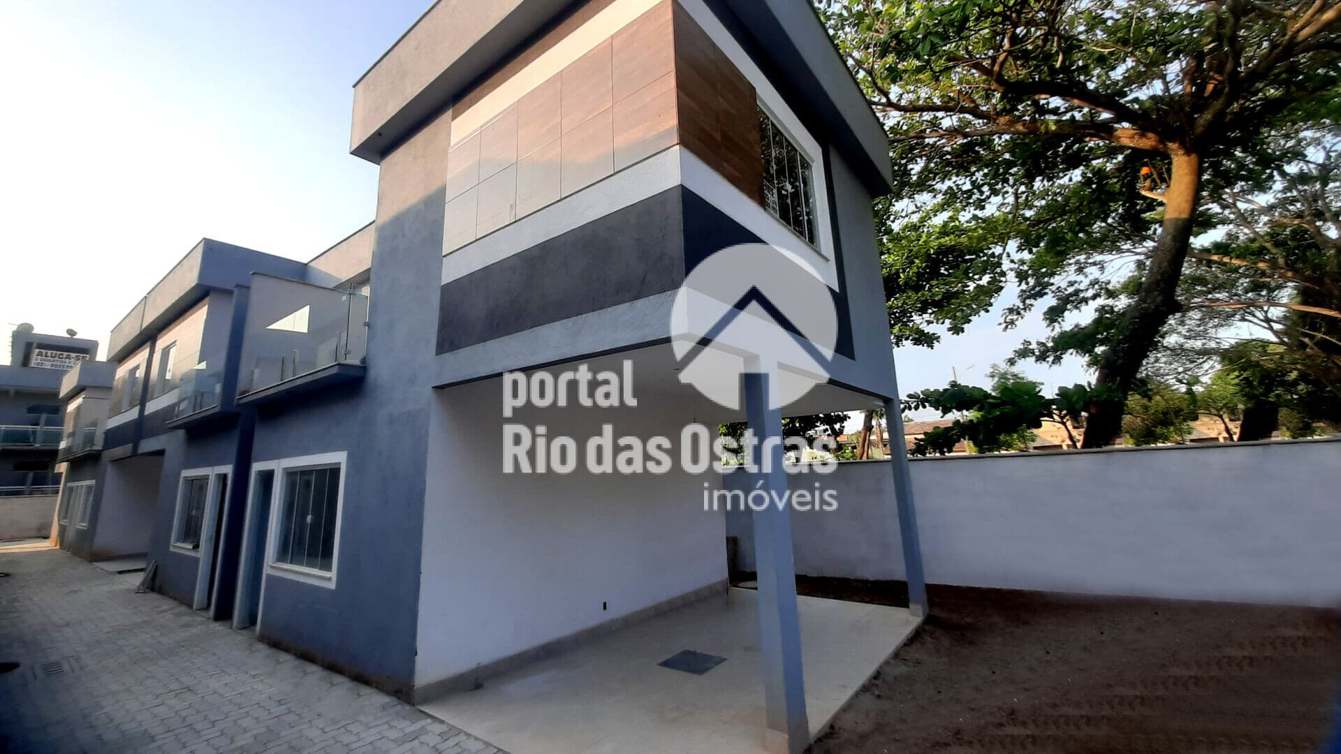 Casas Duplex com excelente acabamento a 50 metros da rodovia, 2 quartos (1 suíte), garagem coberta, área gourmet