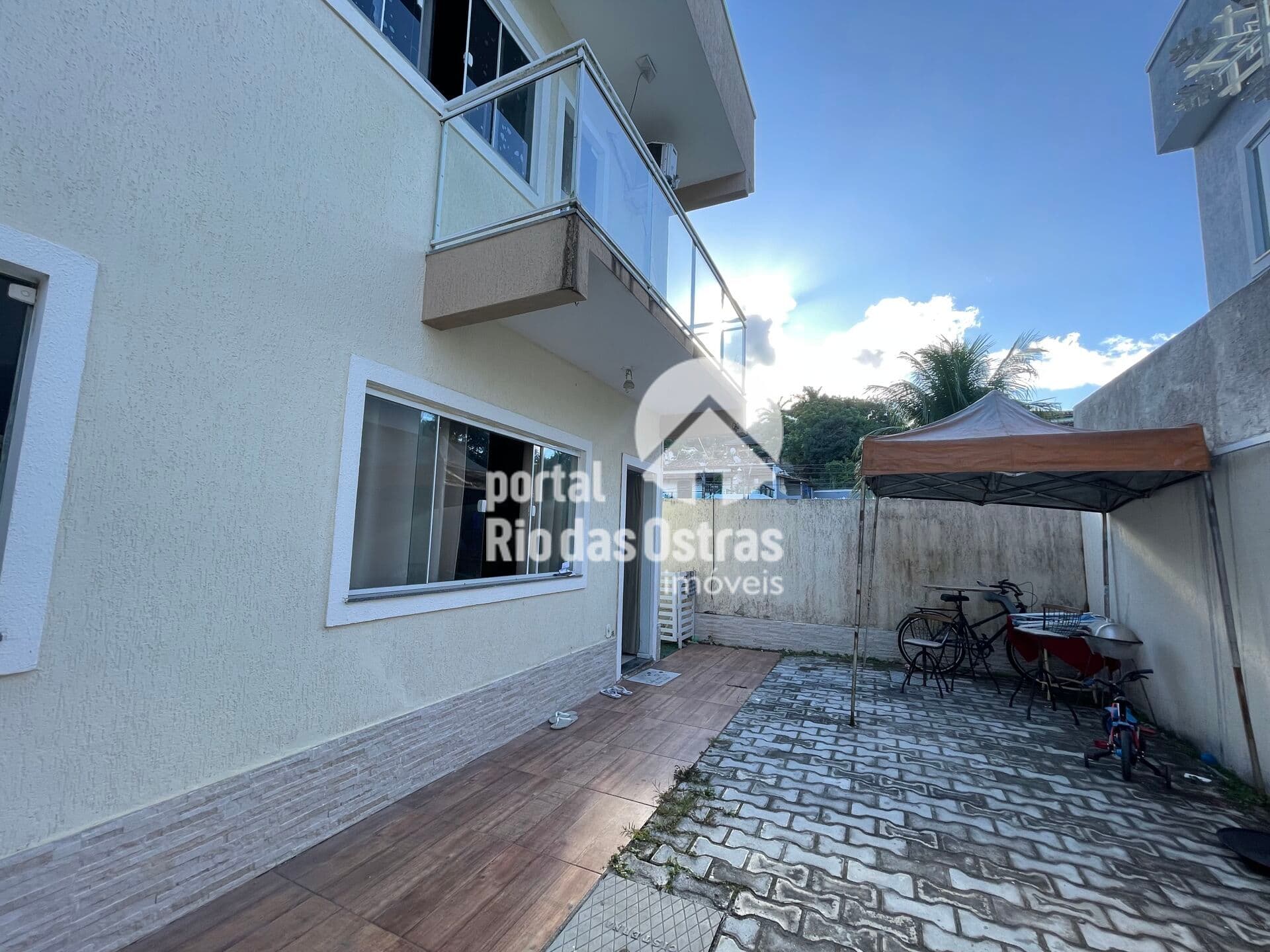 Casa duplex com 3 quartos (1 no primeiro pavimento)