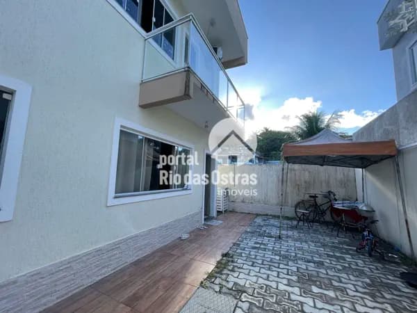 Casa duplex com 3 quartos (1 no primeiro pavimento)