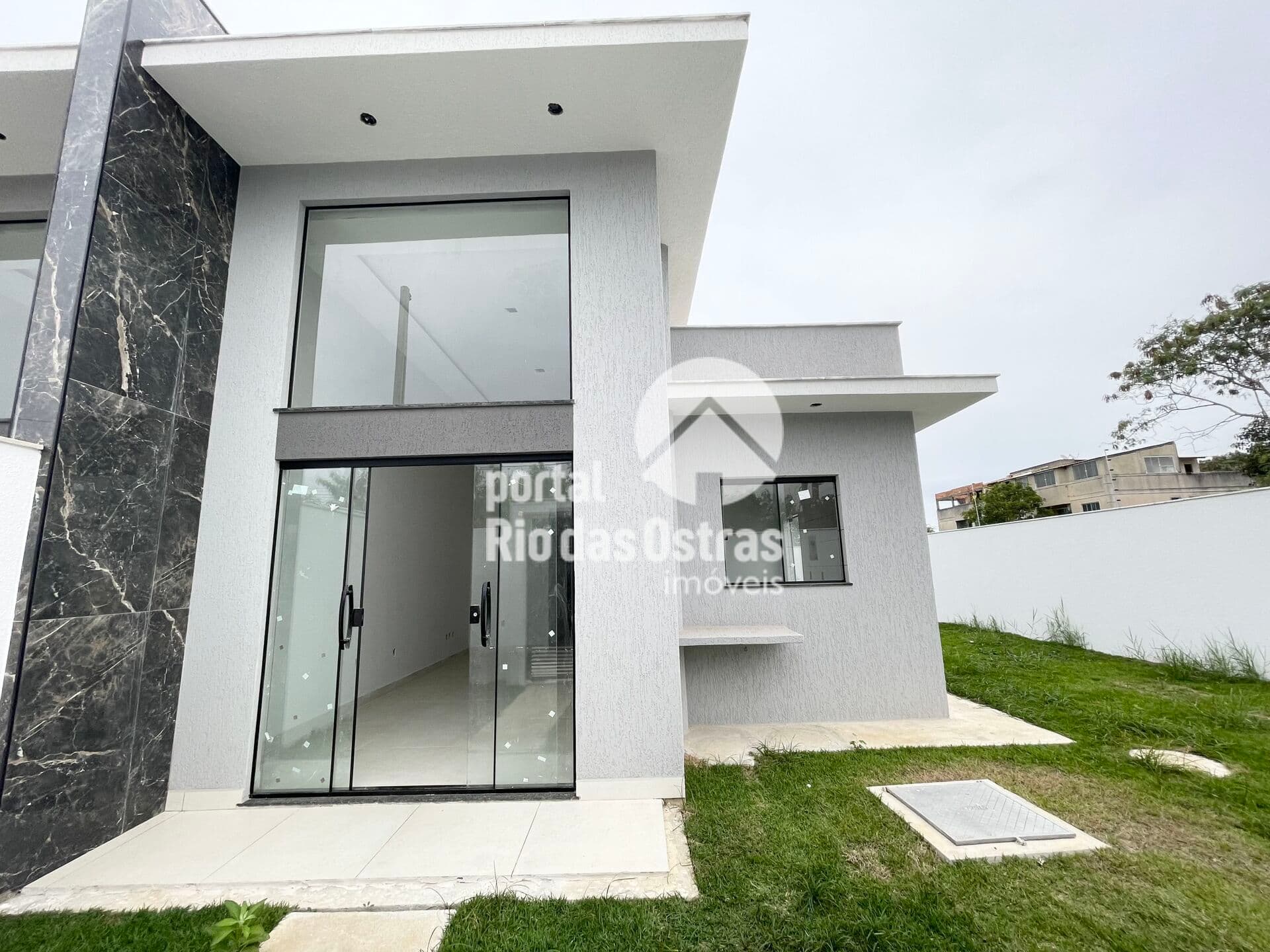 Casa linear, independente com 3 quartos e amplo quintal