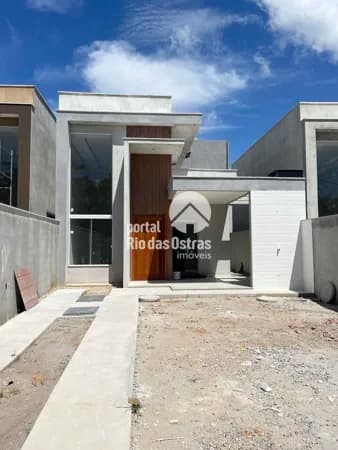 Casa linear de alto padrão a poucos metros da Praia de Costazul