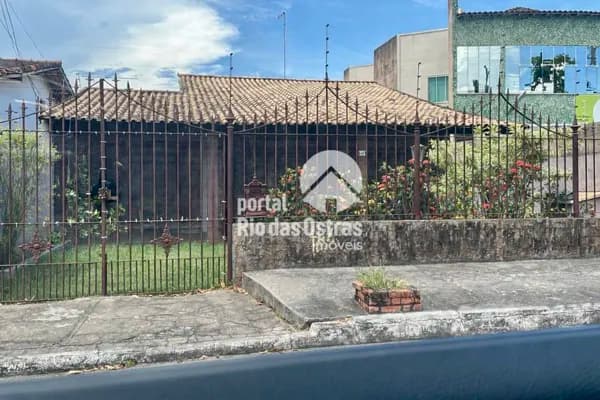 Casa linear em centro de terreno com 4 quartos no Centro de Rio das Ostras