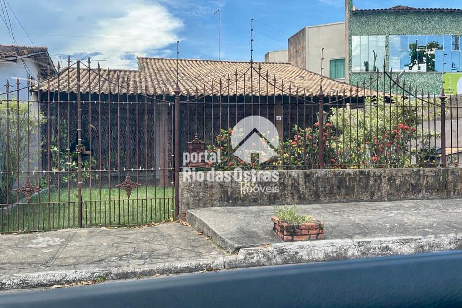 Casa linear em centro de terreno com 4 quartos no Centro de Rio das Ostras
