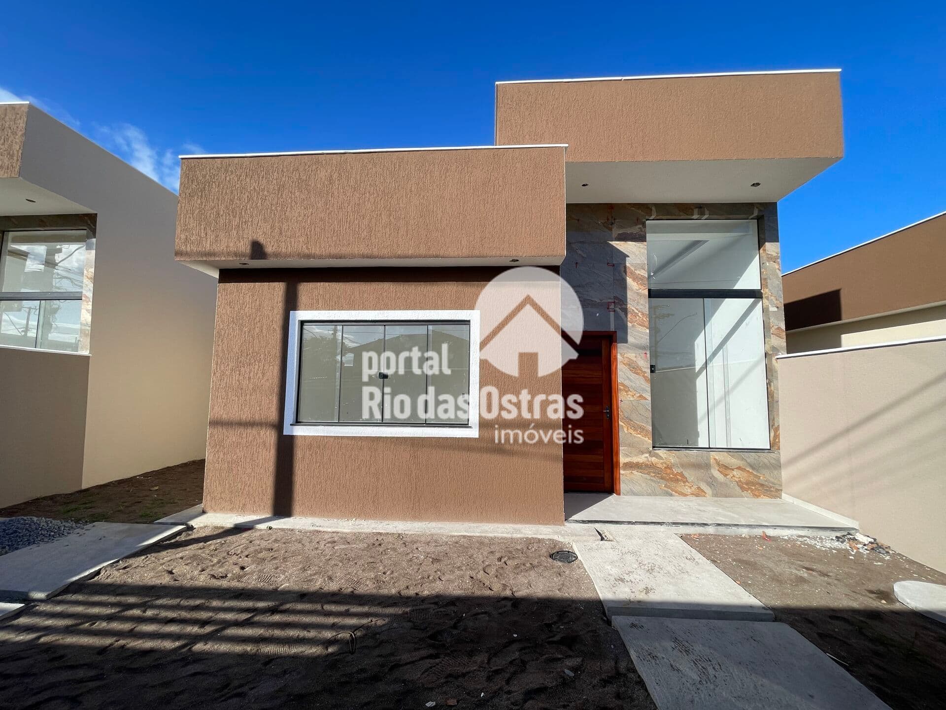 Casa linear não geminada com 3 quartos na quadra da rodovia
