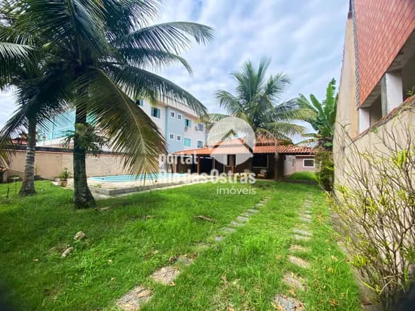 Casa linear em centro de terreno, composta por, 4 quartos, sendo 2 suítes, sala ampla, hall, banheiro social, copa cozinha, casa bem iluminada e arejada.