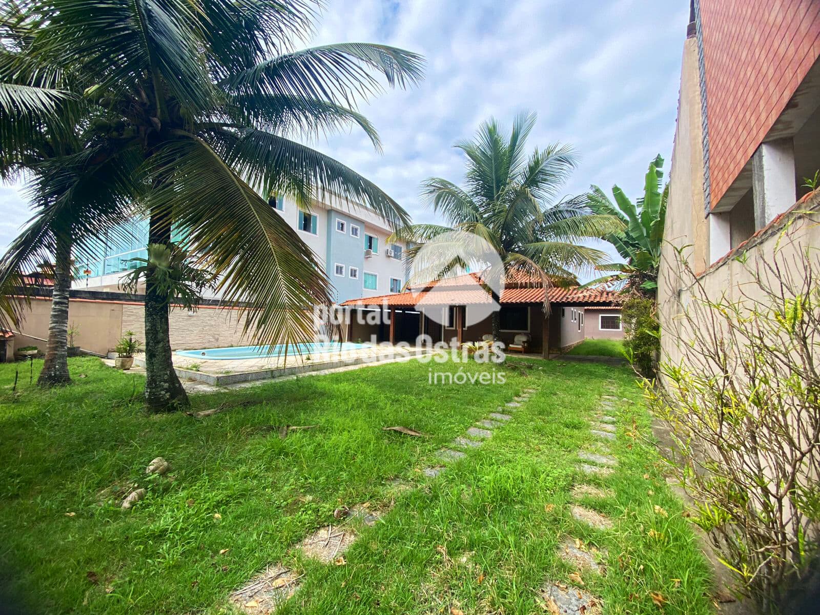 Casa linear em centro de terreno, composta por, 4 quartos, sendo 2 suítes, sala ampla, hall, banheiro social, copa cozinha, casa bem iluminada e arejada.