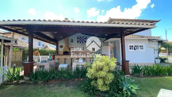 Duplex com 3 quartos, sendo 2 suítes em condomínio fechado.