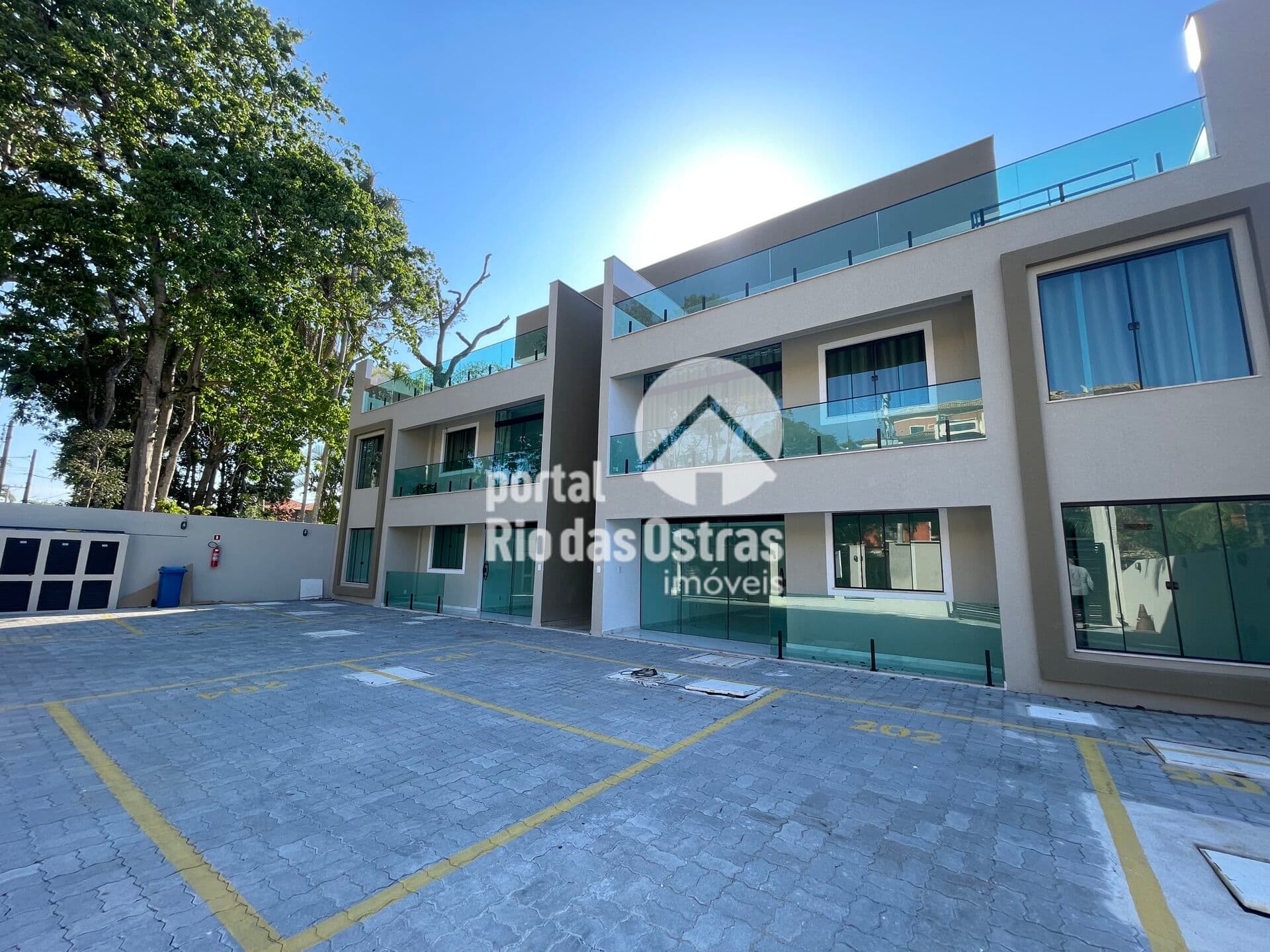 Apartamento de cobertura duplex a poucos passos da praia e rodovia