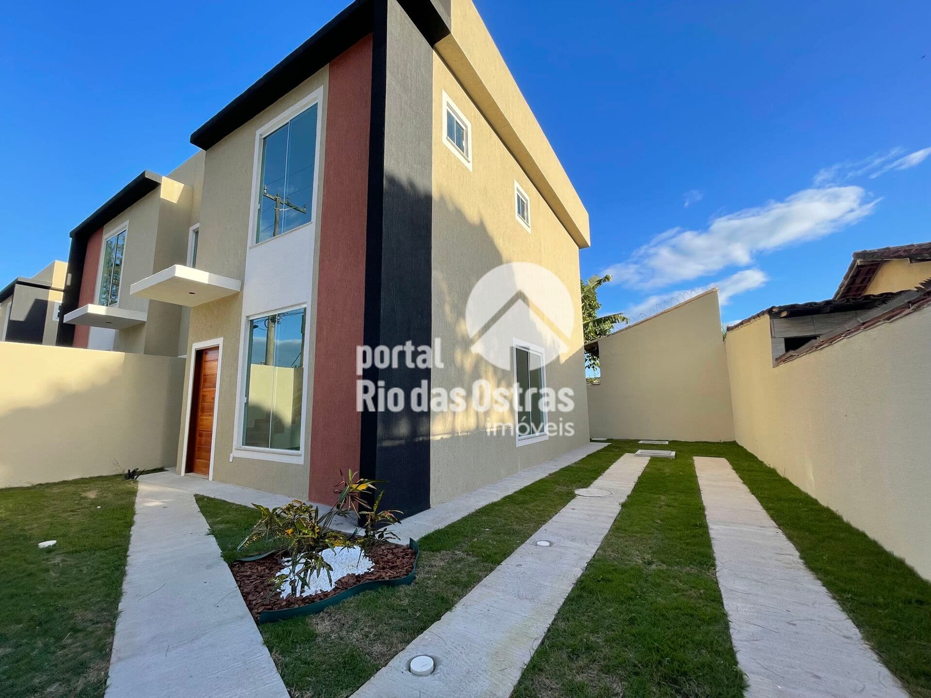 Casa duplex com 98m² de área construída com 3 quartos e quintal