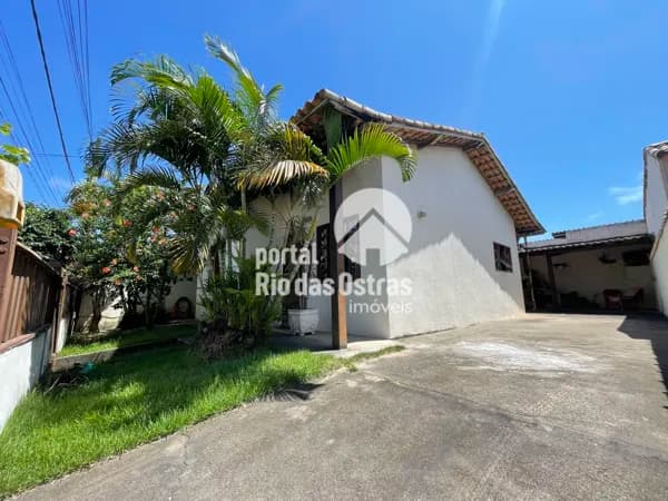 Casa linear em centro de terreno com 2 quartos, quintal