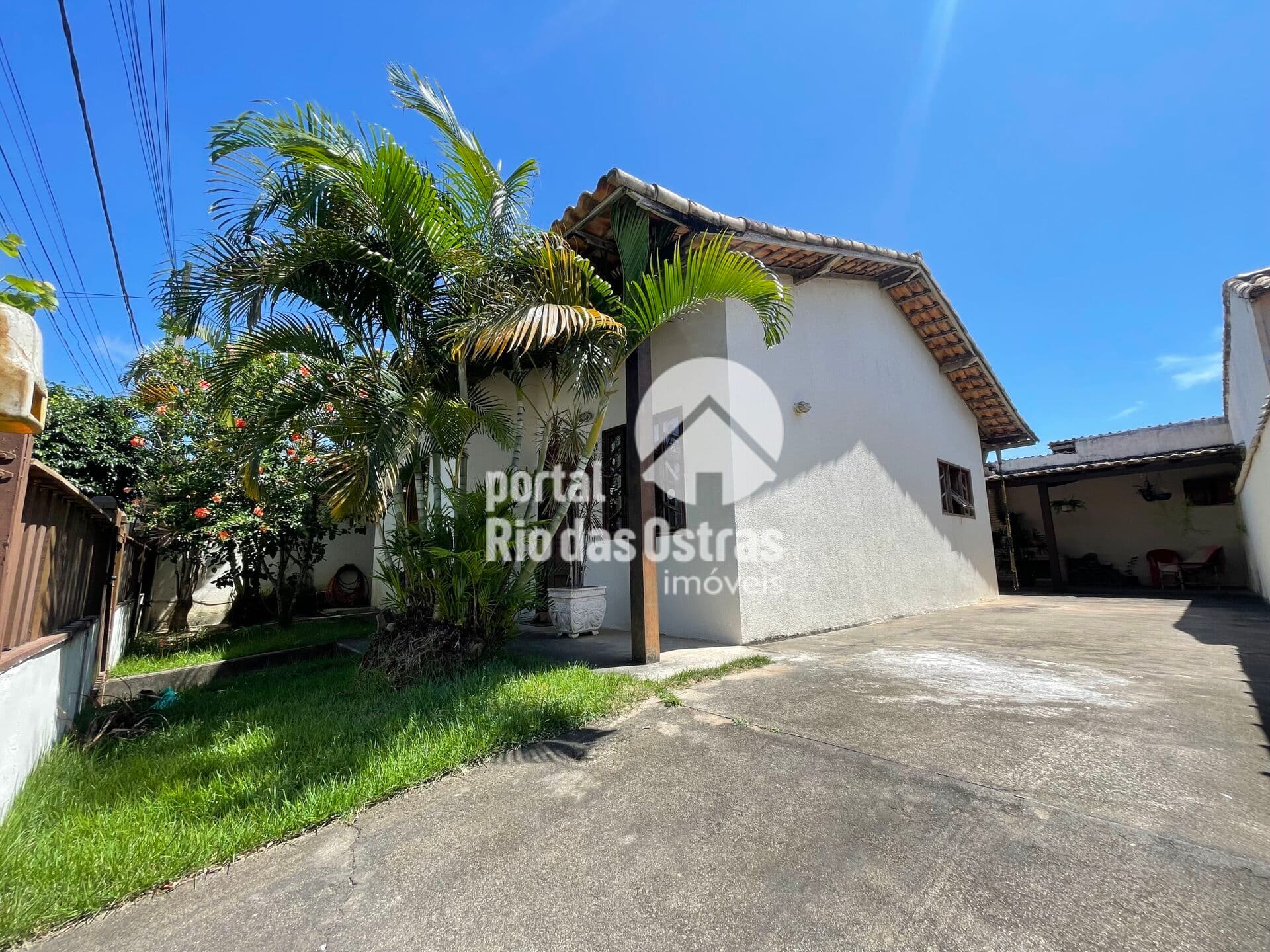 Casa linear em centro de terreno com 2 quartos, quintal