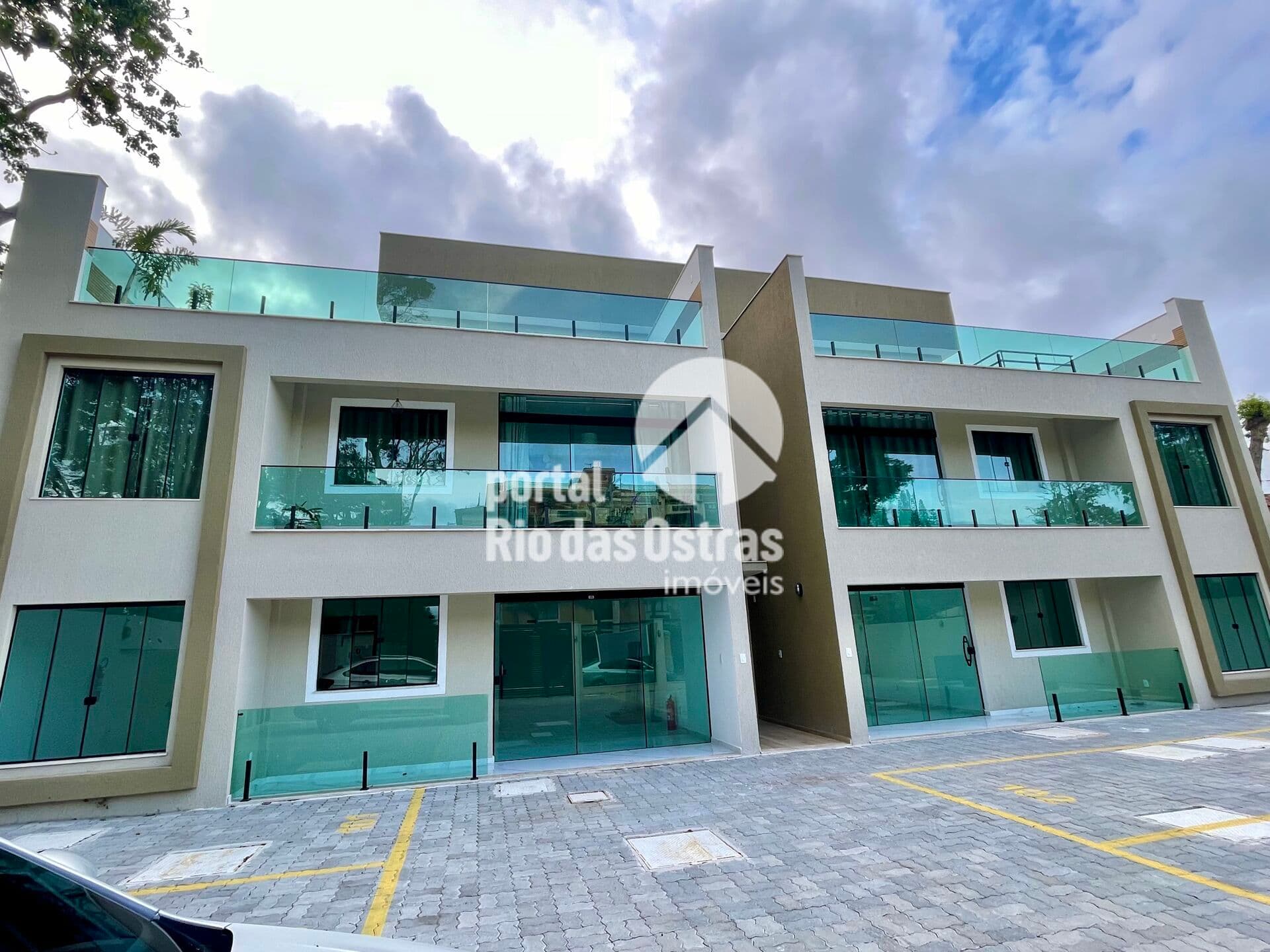Apartamento térreo com área gourmet e quintal