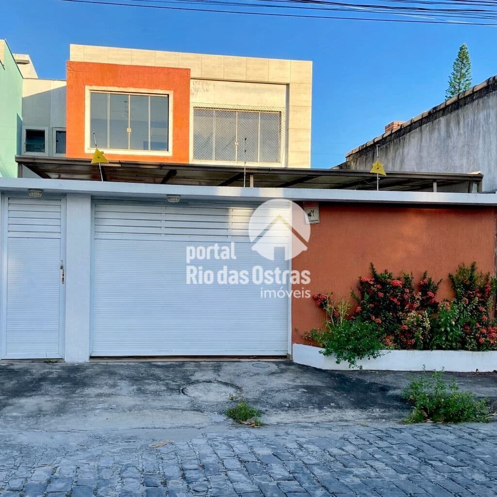 Casa de alto padrão com excelente área externa a poucos metros da Praia de Costazul