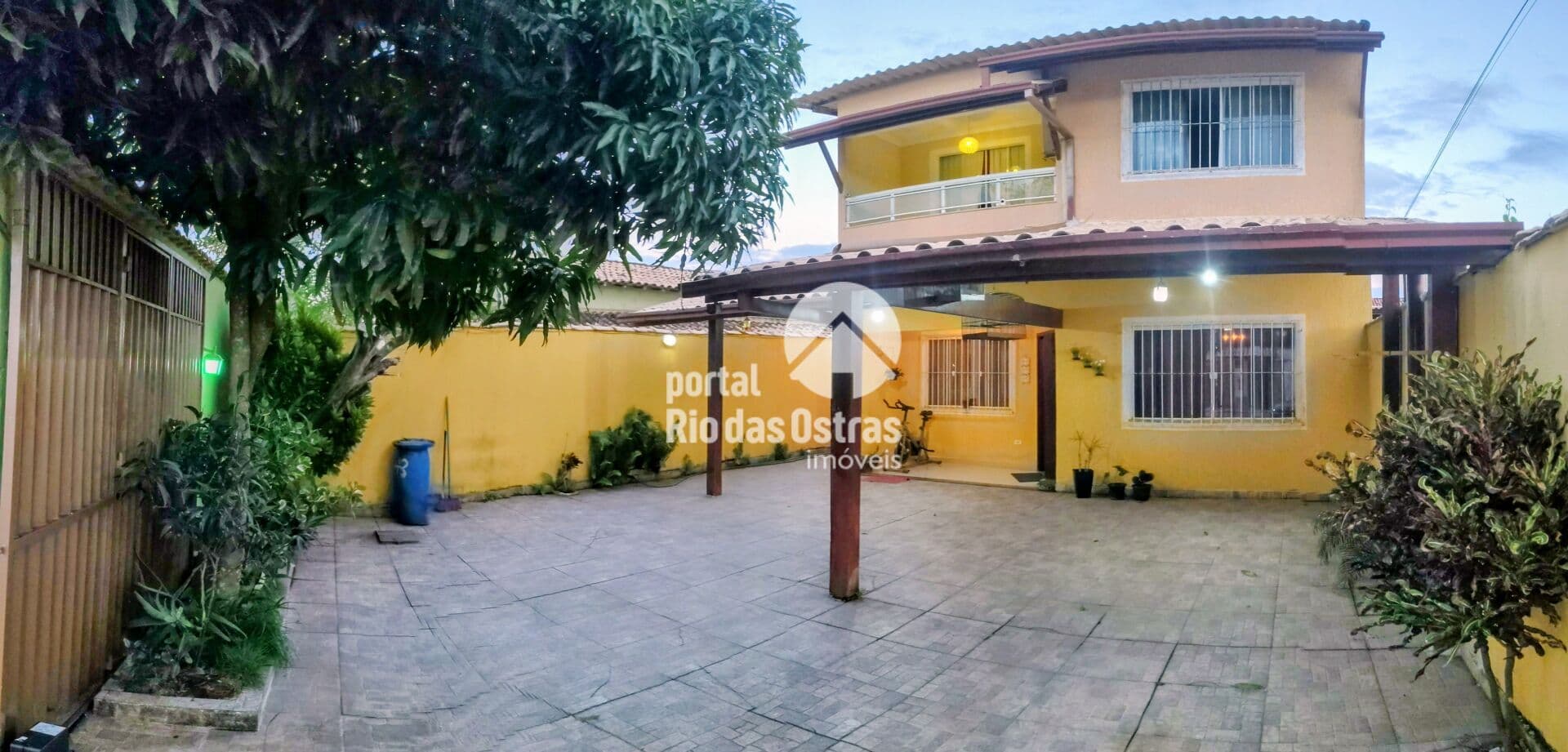 Casa duplex em alto padrão com excelente quintal