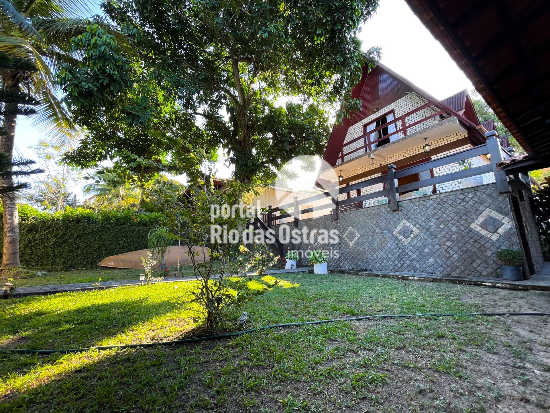 Excelente duplex estilo chalé com dois quartos em condomínio fechado.