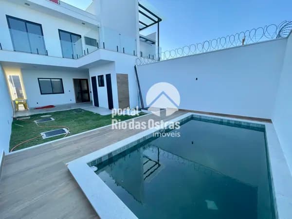 Casa duplex de alto padrão com 4 quartos a poucos metros da Praia de Costazul
