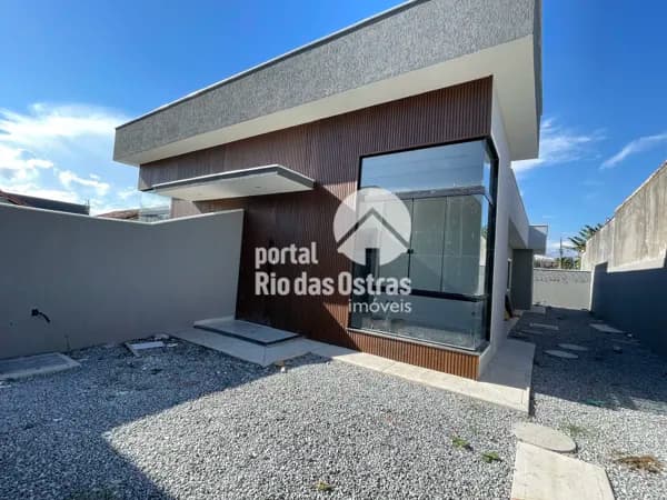 Casa linear, independente com 3 quartos e amplo quintal