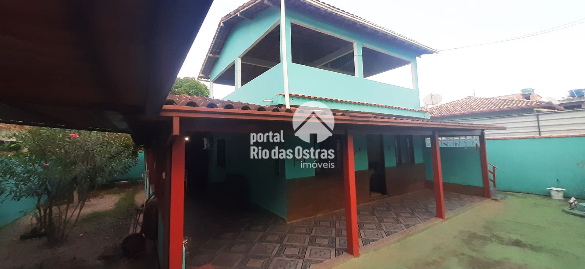 Casa linear com 2 quartos e amplo terraço em centro de terreno de 160m².