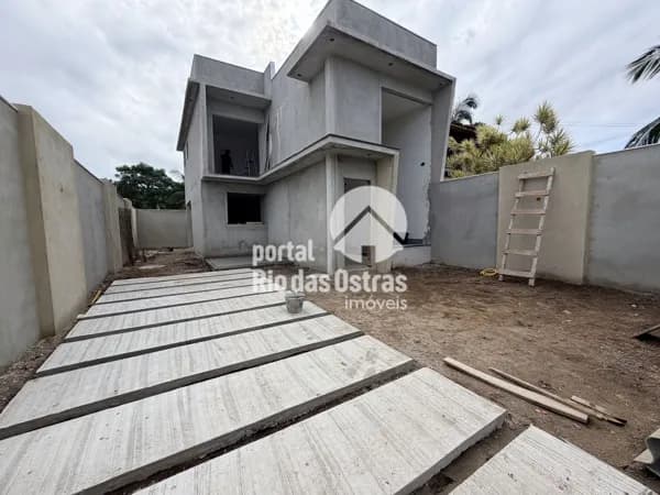 Casa duplex com 3 quartos e excelente área externa