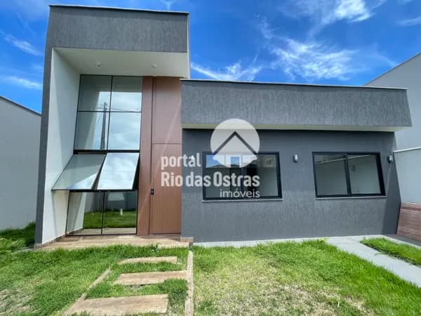 Casa linear de alto padrão na quadra da rodovia com 3 quartas e amplo quintal