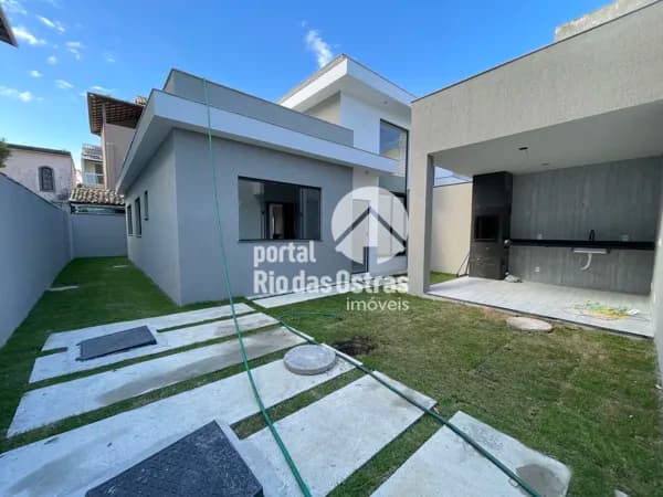 Casa a 2 quadras da rodovia, com 3 quartos e amplo quintal