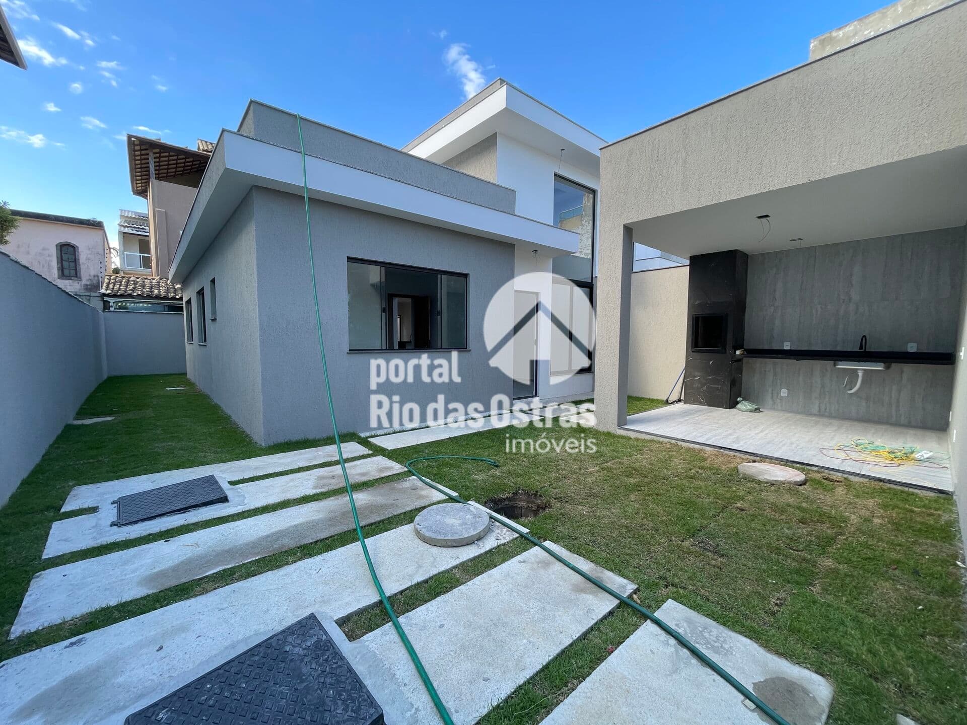 Casa a 2 quadras da rodovia, com 3 quartos e amplo quintal