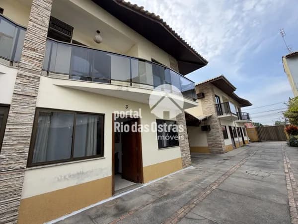Casa duplex com 3 quartos (2 suítes) a poucos metros da Praia de Costazul