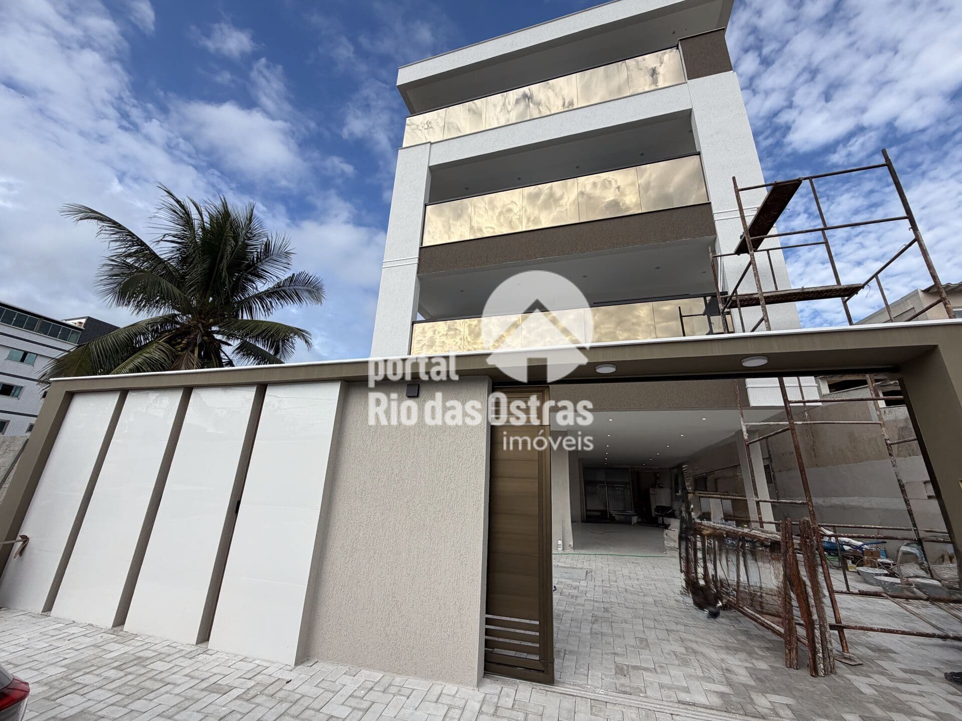 Apartamento de alto padrão a poucos metros da Praia de Costazul