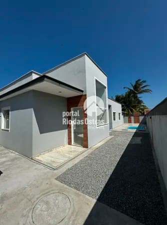 Excelente casa linear e independente com 3 quartos, quintal e piscina
