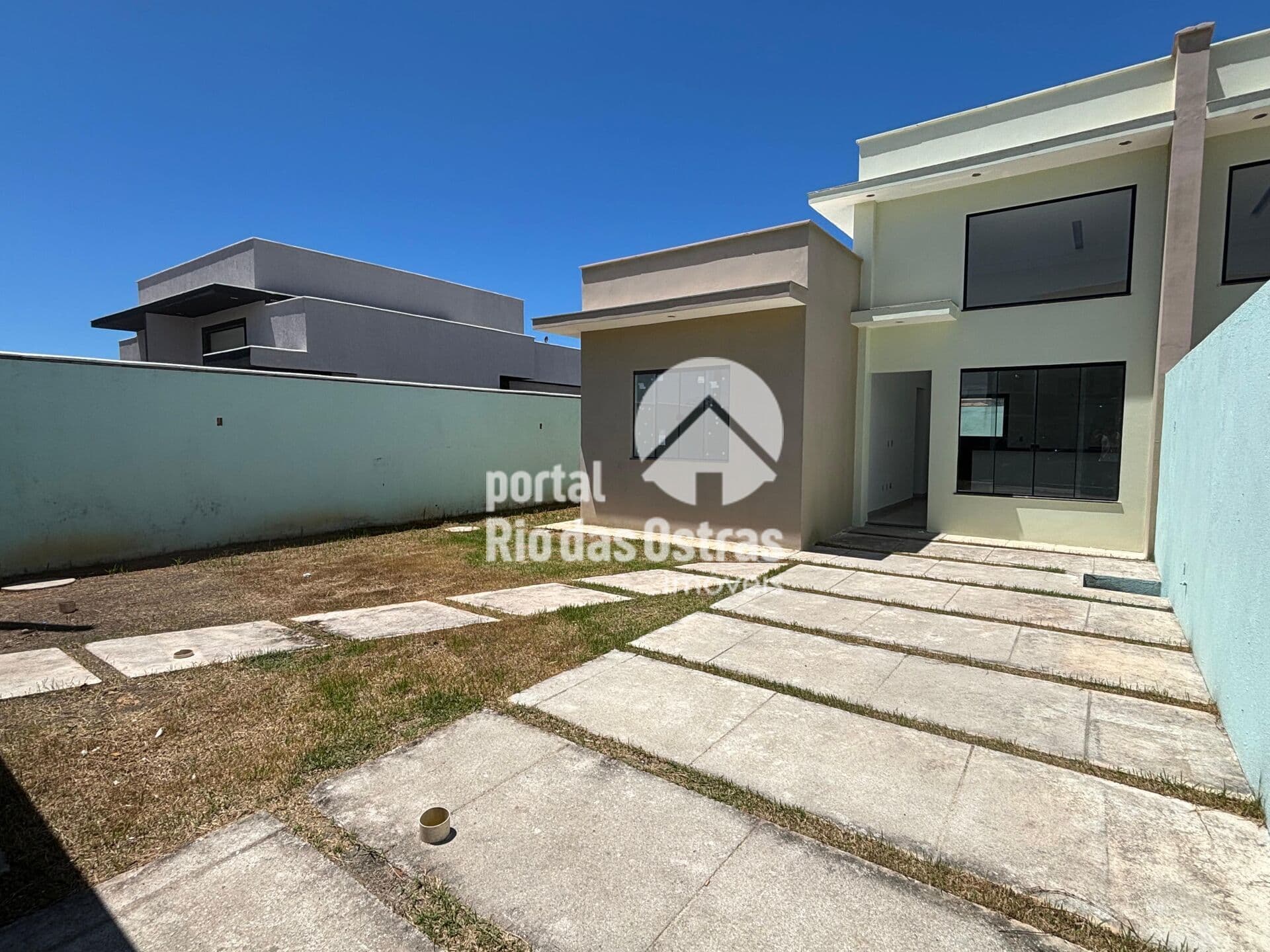 Casa linear com 2 quartos e quintal amplo