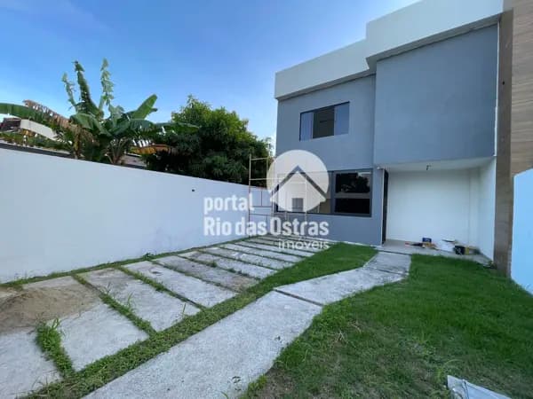 Casa duplex de alto padrão com 3 quartos e quintal grande