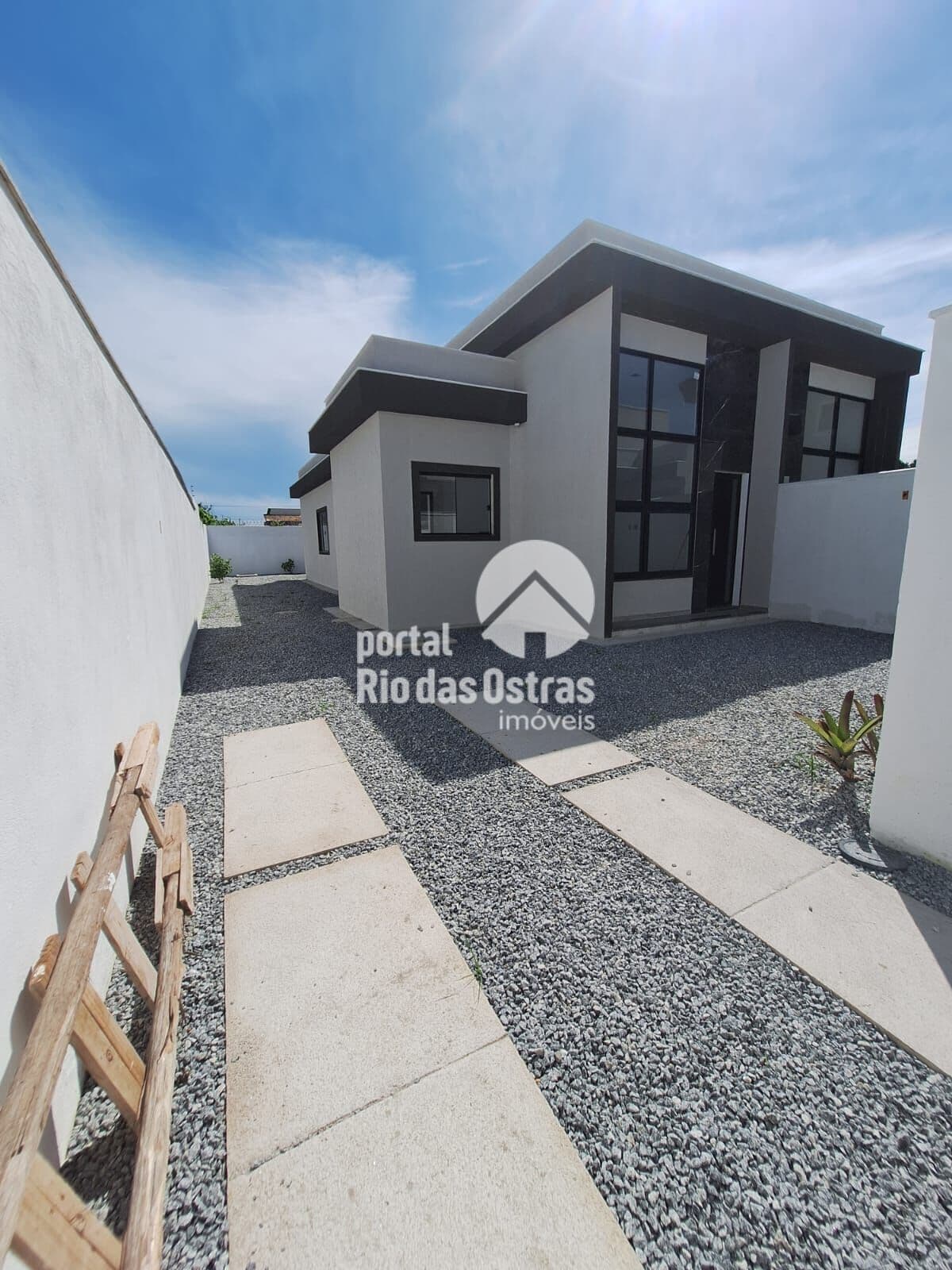 Casa linear, com 3 quartos e quintal bem grande