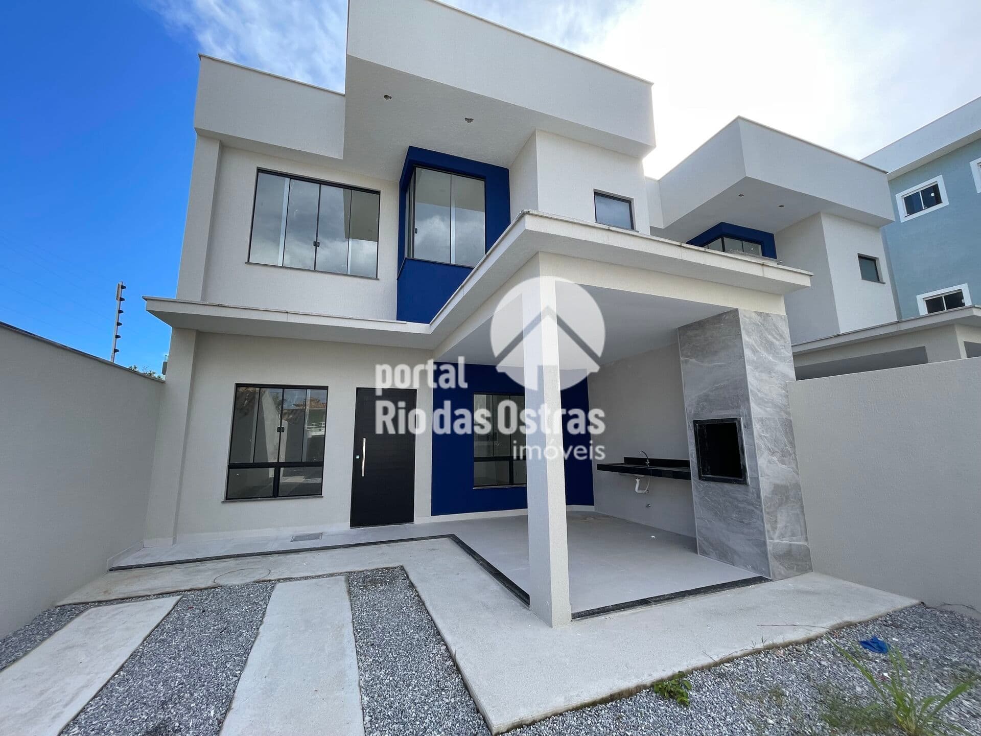 Casa com 3 suítes a poucos metros da Praia de Costazul