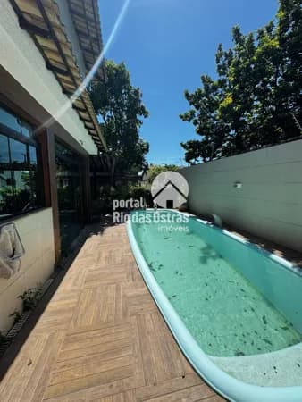 Casa linear com 289m2 de área construída com piscina e 4 quartos