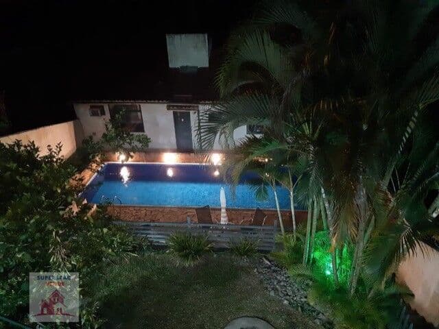 LINDÍSSIMA E LUXUOSA CASA COM 5 QTS, 4 SUÍTES E UMA ÁREA DE LAZER SURREAL EM CALABOCA (INOÃ)!