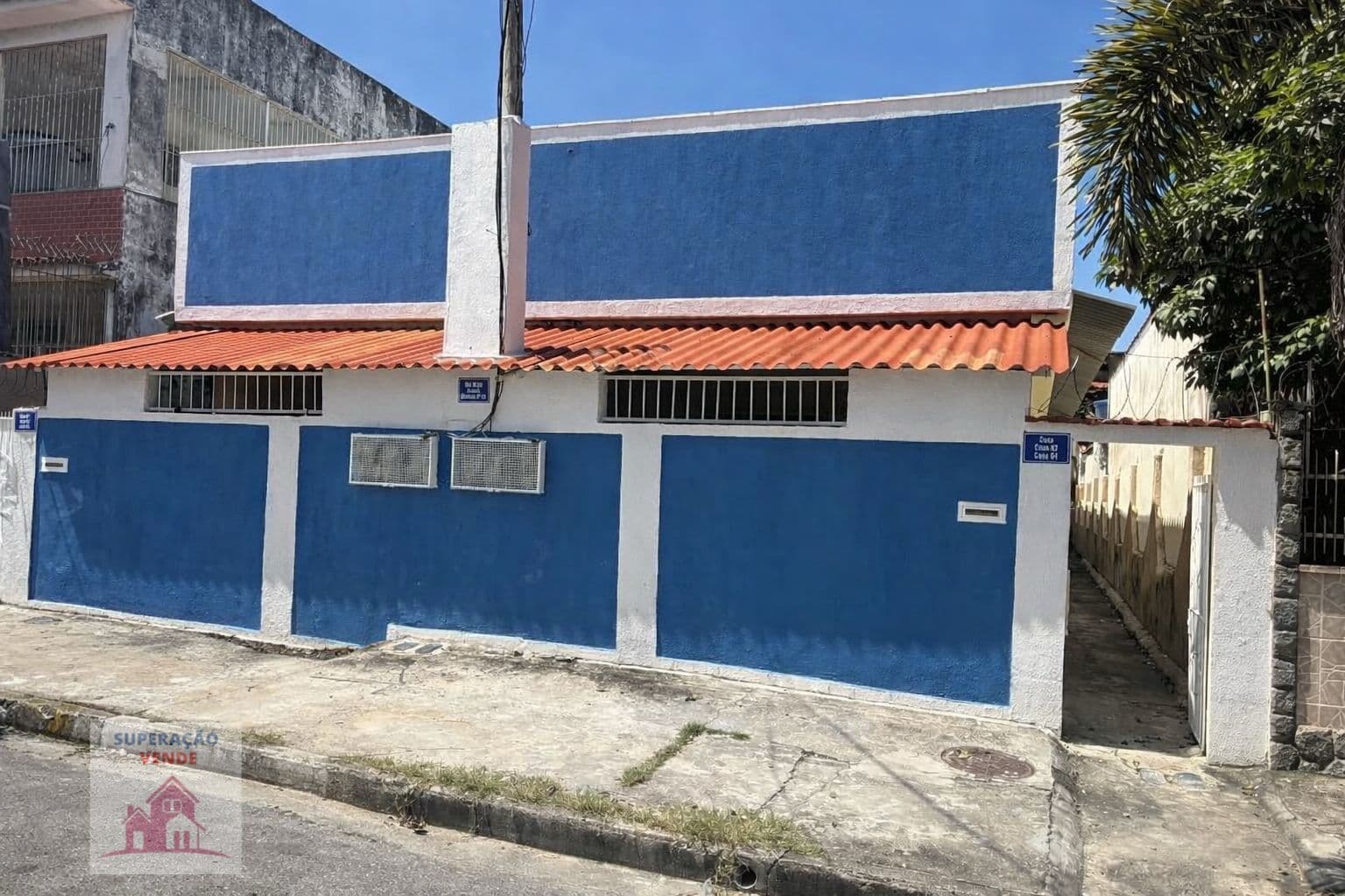 Linda Casa no Bandeirantes, junto à praça dos Bandeirantes.
