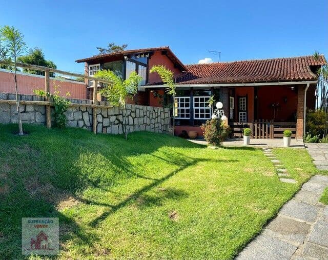 LINDÍSSIMA E LUXUOSA CASA COM 3QTS, 1 SUÍTE, ESPAÇO GOURMET EXCELENTE E UM ÓTIMO ESPAÇO VERDE EM PENDOTIBA!