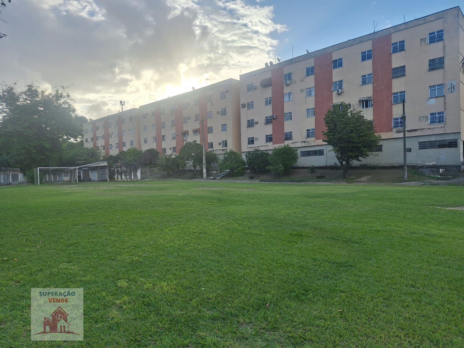 Lindo Apartamento no 2° andar e com sol da Manhã no Colubandê