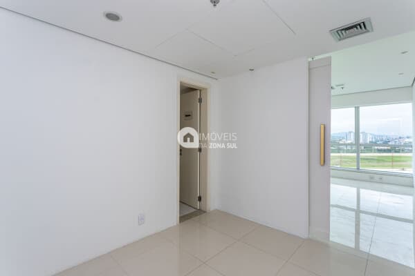 Ótima Sala Comercial no empreendimento Cristal Tower
