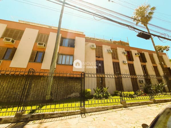 Ótimo apartamento de 2 dormitórios semimobiliado, mais Dependência!