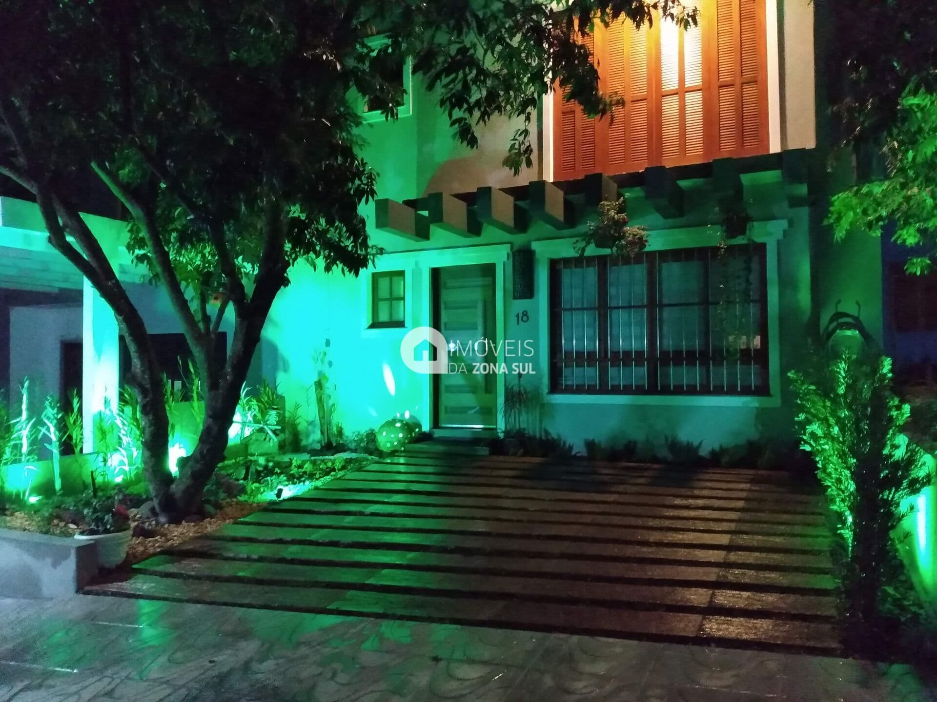 Ótimo Sobrado de 260m² em condomínio Fechado no Bairro Belém Velho