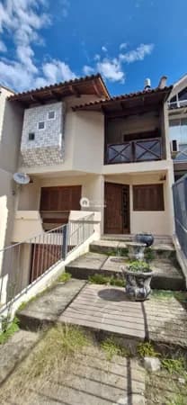 Residência de com 214m², Lareira e Amplo Pátio – Conforto e Estilo