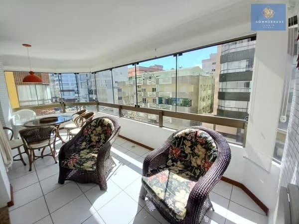Apartamento 2 dormitórios a 1 quadra do mar.