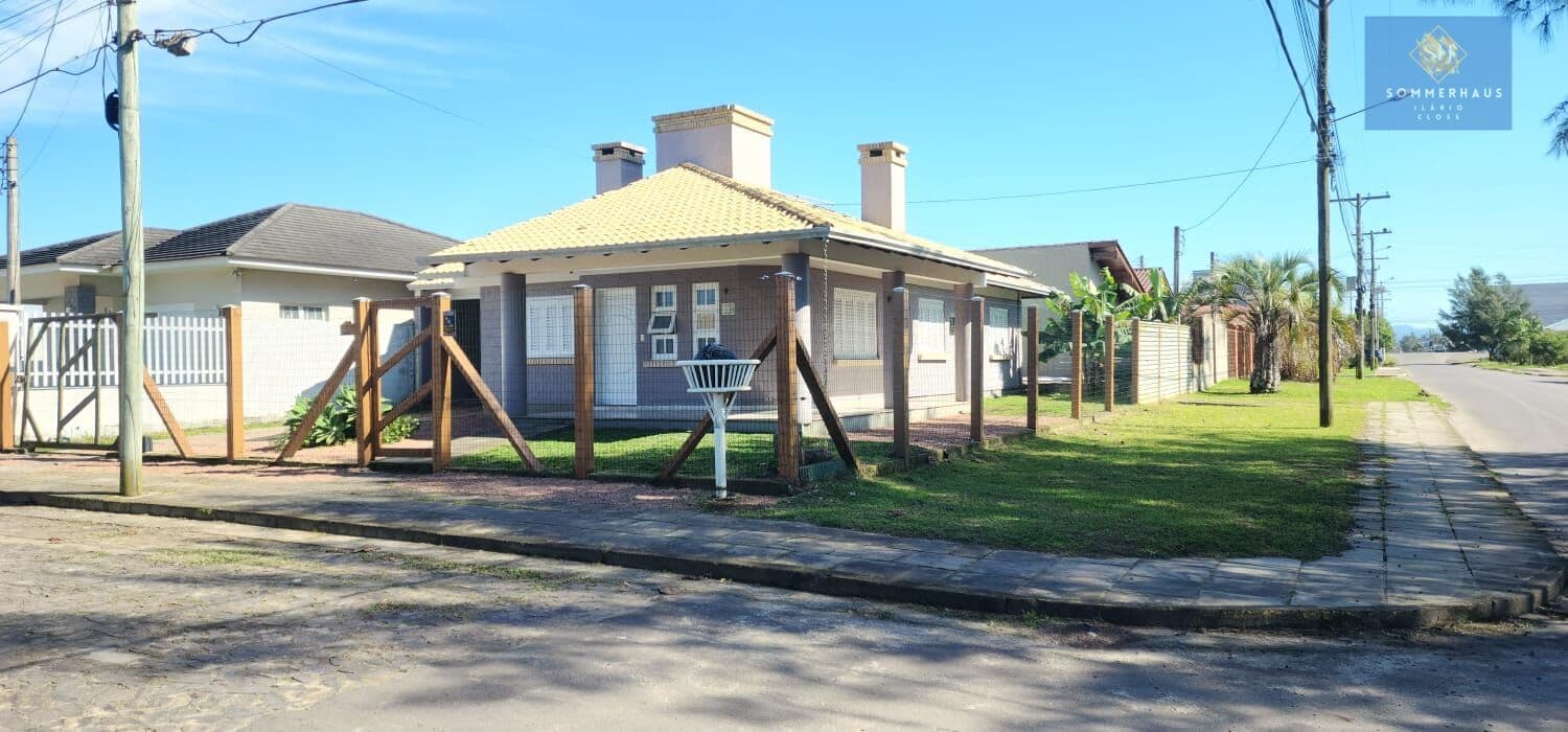 Casa 3 dormitórios de esquina em Capão da Canoa