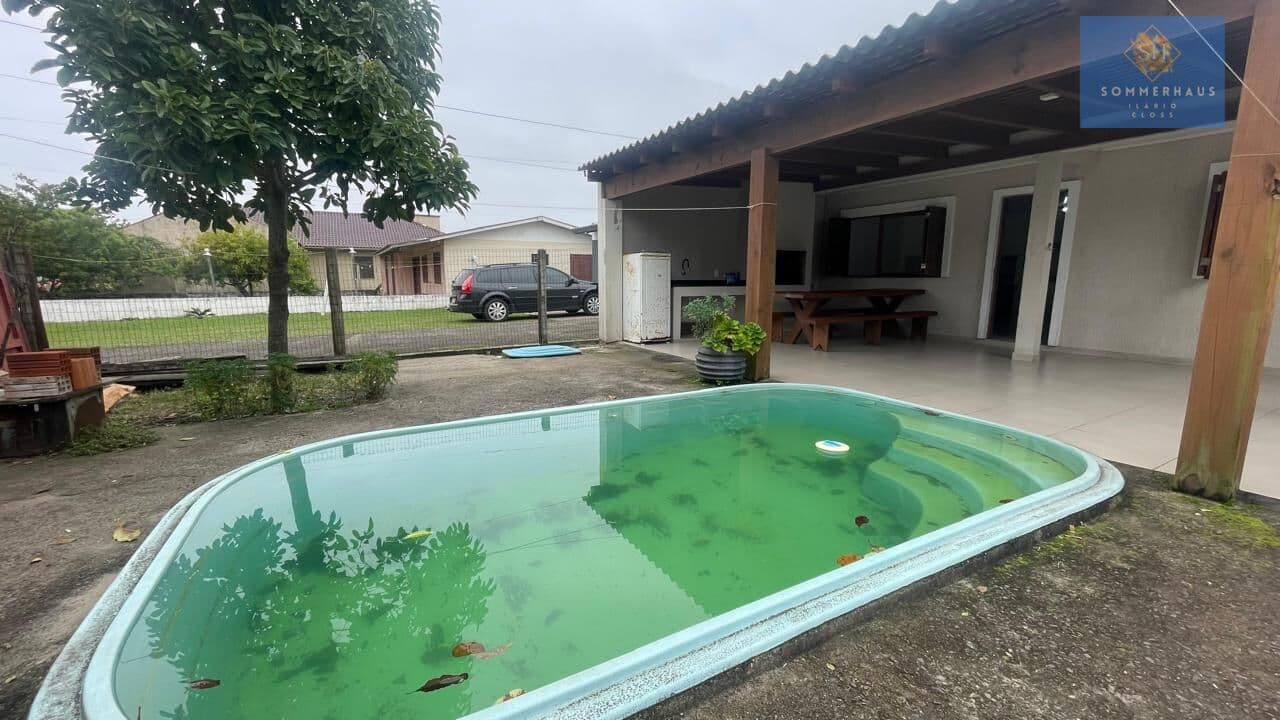 Casa com piscina muito bem localzada